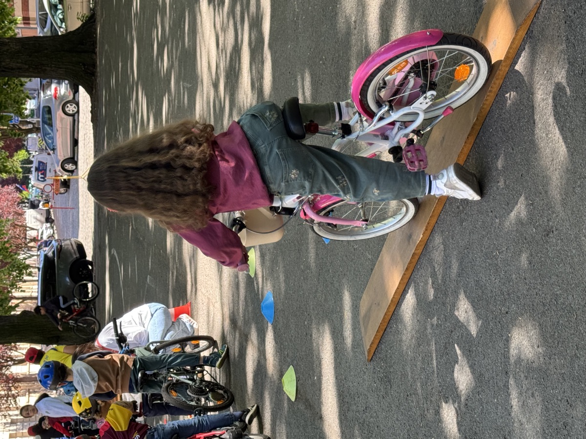 Enfant franchissant une planche d'équilibre à vélo