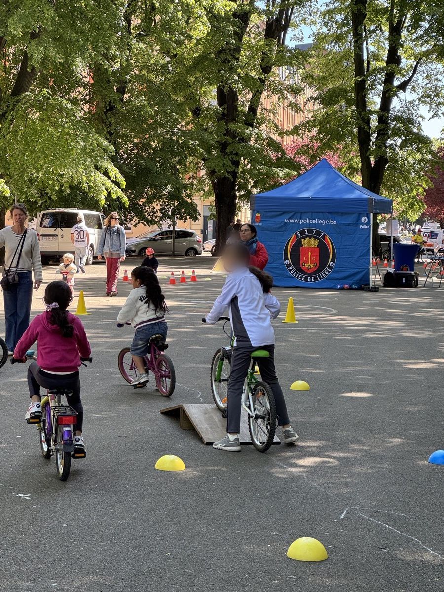 Atelier d'agilité à vélo devant la tente de la Police de Liège