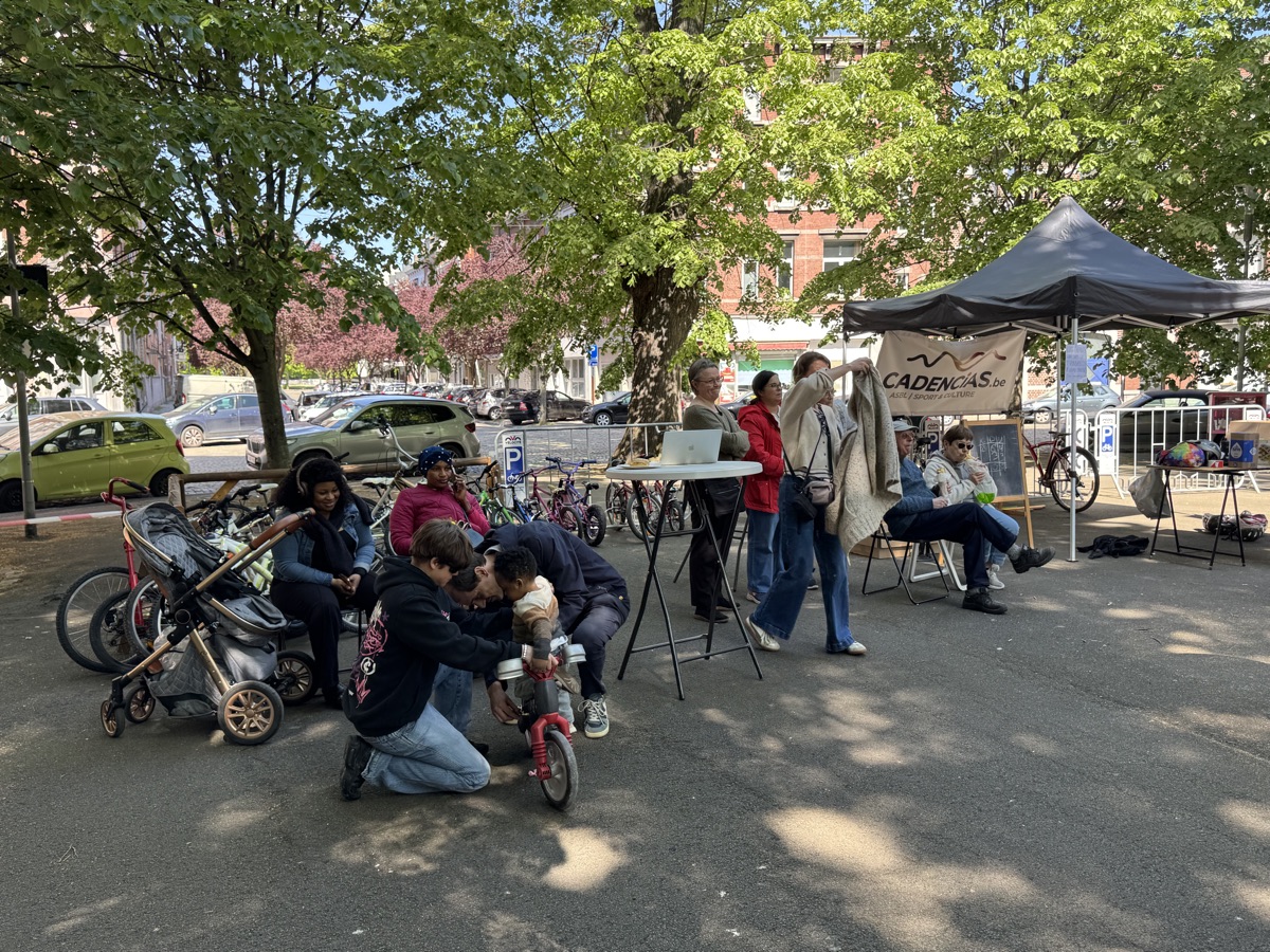 Stand d'accueil de Cadencias avec des vélos à prêter et des familles