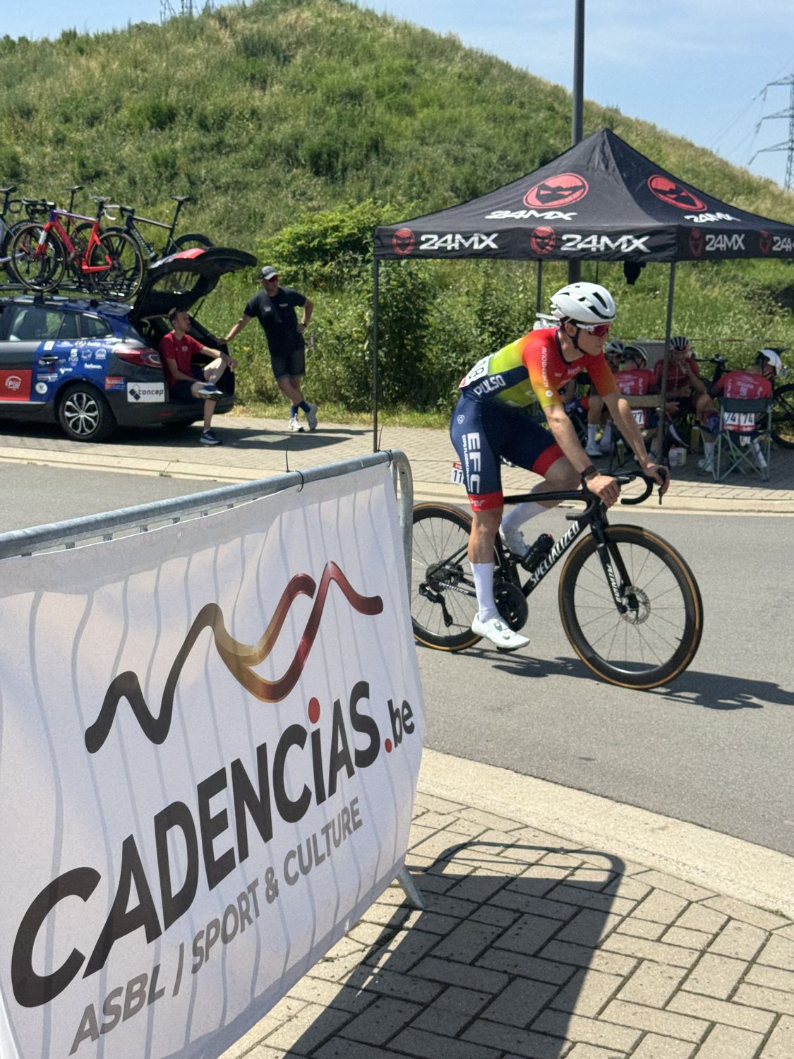 Un coureur passe devant la bannière Cadencias lors de Romsée-Stavelot-Romsée 2026
