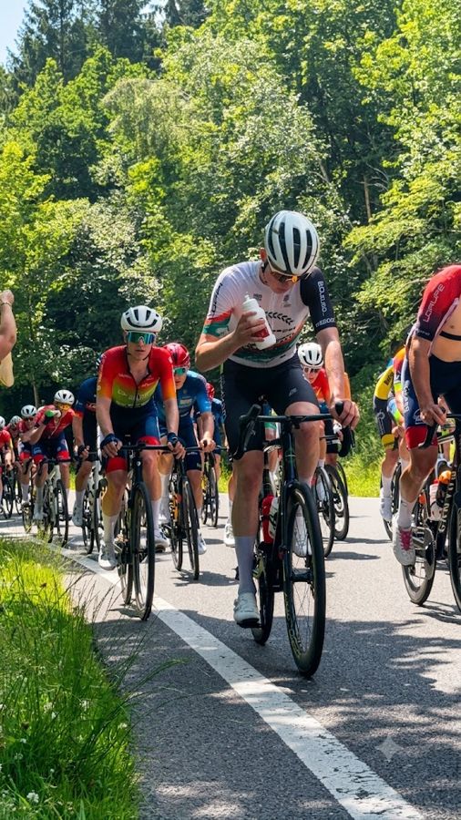 Le peloton en pleine course lors de Romsée-Stavelot-Romsée 2026
